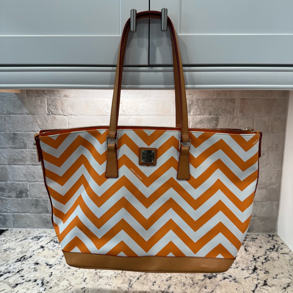 Dooney & Bourke Euc Tangerine & White Chevron Leather Tote W/Dustbag